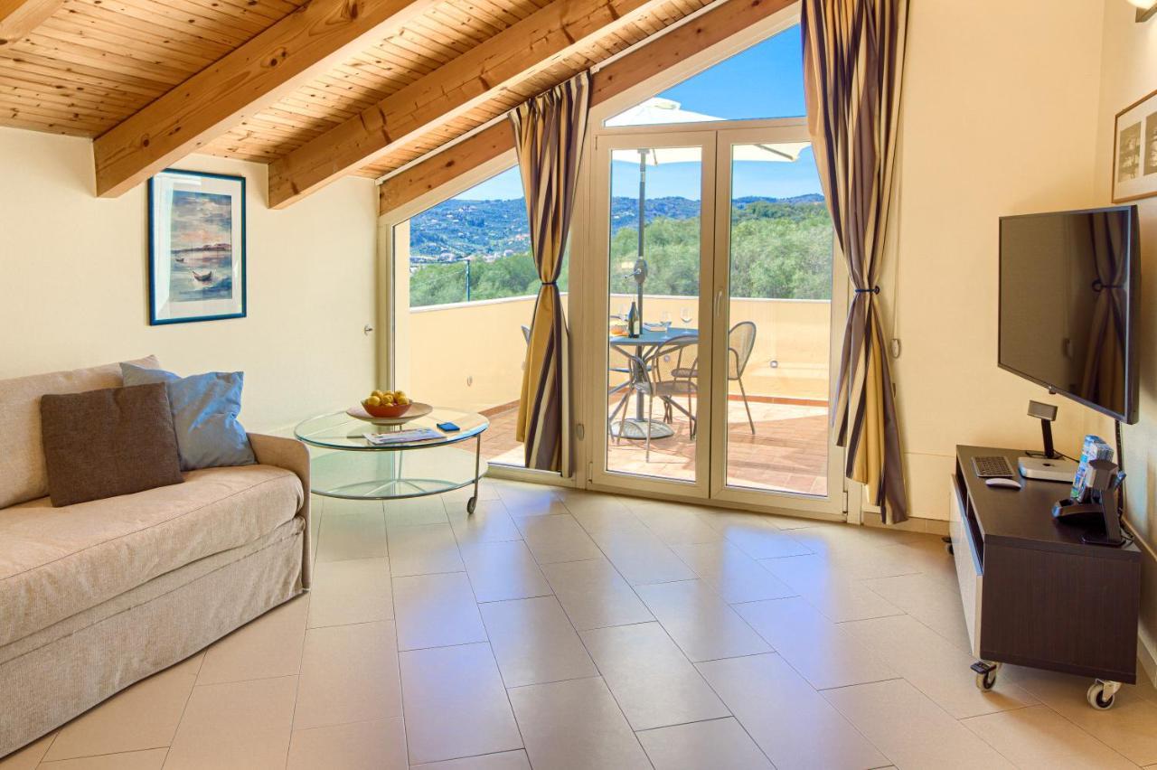 Appartamenti Villa Il Poggiolo 디아노마리나 외부 사진