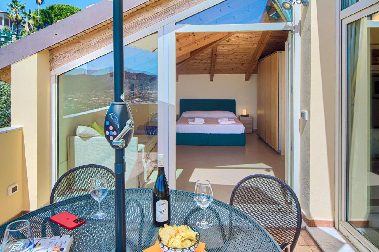 Appartamenti Villa Il Poggiolo 디아노마리나 외부 사진